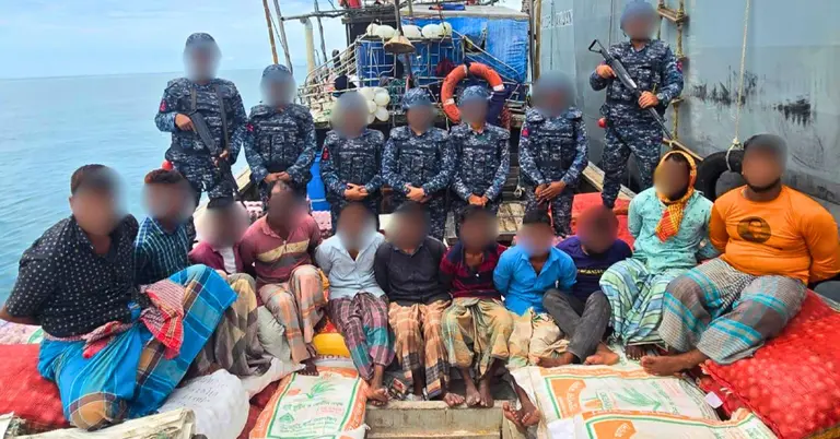 নৌবাহিনী হেফাজতে আটকরা